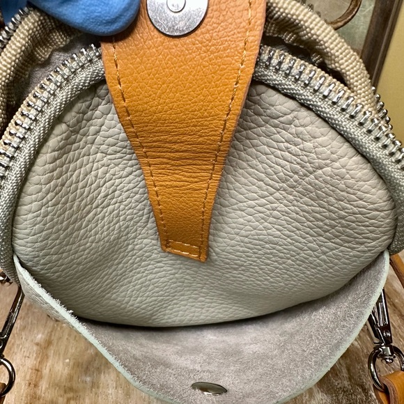 EUC Davinia Firenze Pebbled Italian Leather Small Crossbody in Pale Mint Green - Picture 5 of 12